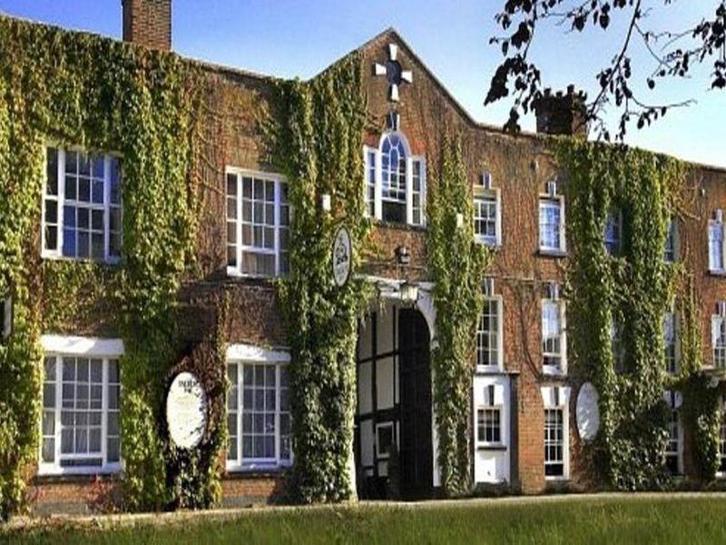 The Talbot Inn Woking Exterior foto