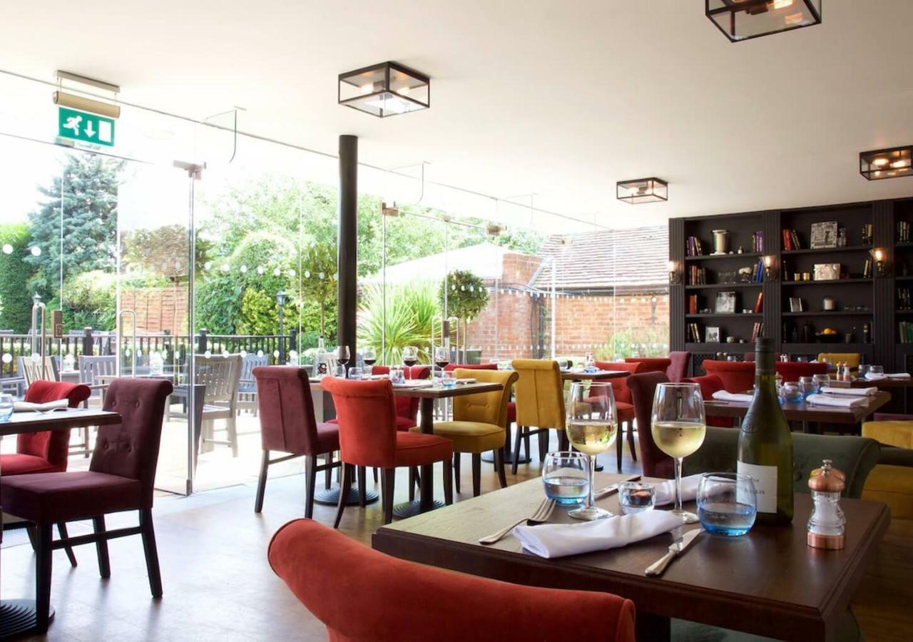 The Talbot Inn Woking Exterior foto
